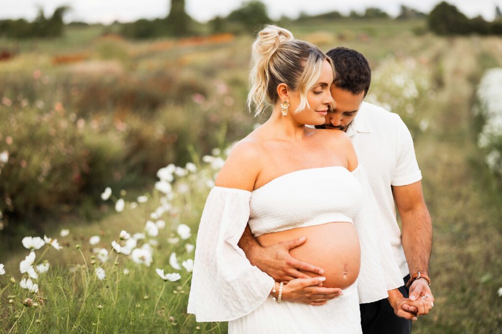 Natural outdoor maternity photography in Hamilton, Ontario
